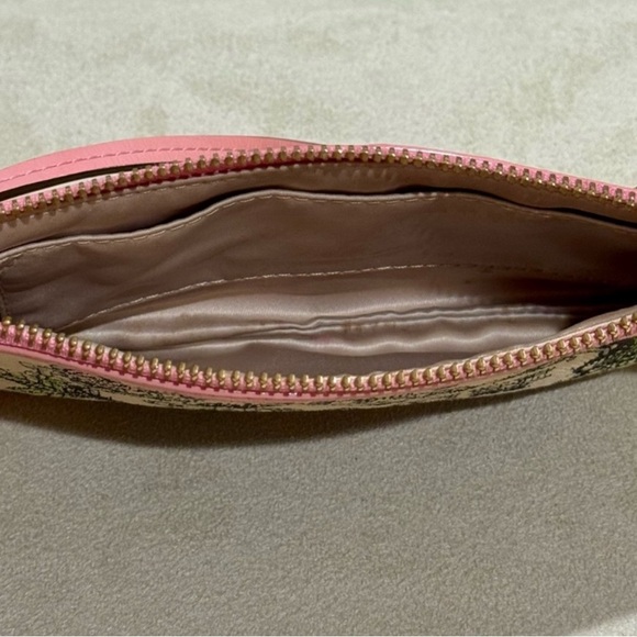 🔥SOLD🔥 Limited Edition Coach Floral Canvas Wristlet Leather Trim and Bow
Charm - Picture 7 of 9